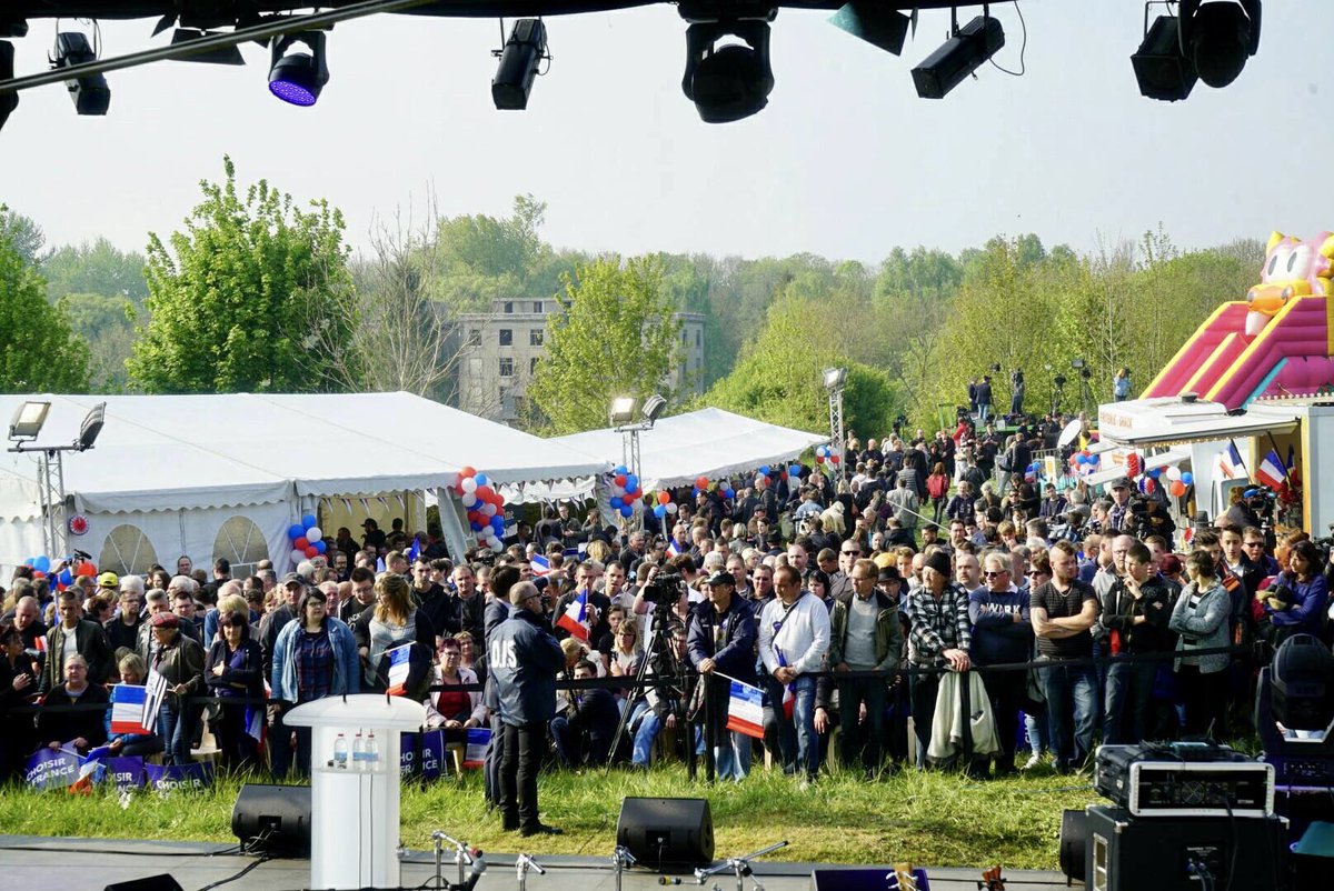 david_rachline's tweet photo. Plus de 5 000 personnes ce soir rassemblés à #Ennemain pour une grande fête populaire autour de @MLP_officiel ! #MarineEnPicardie https://t.co/CspJ6LwZ0s