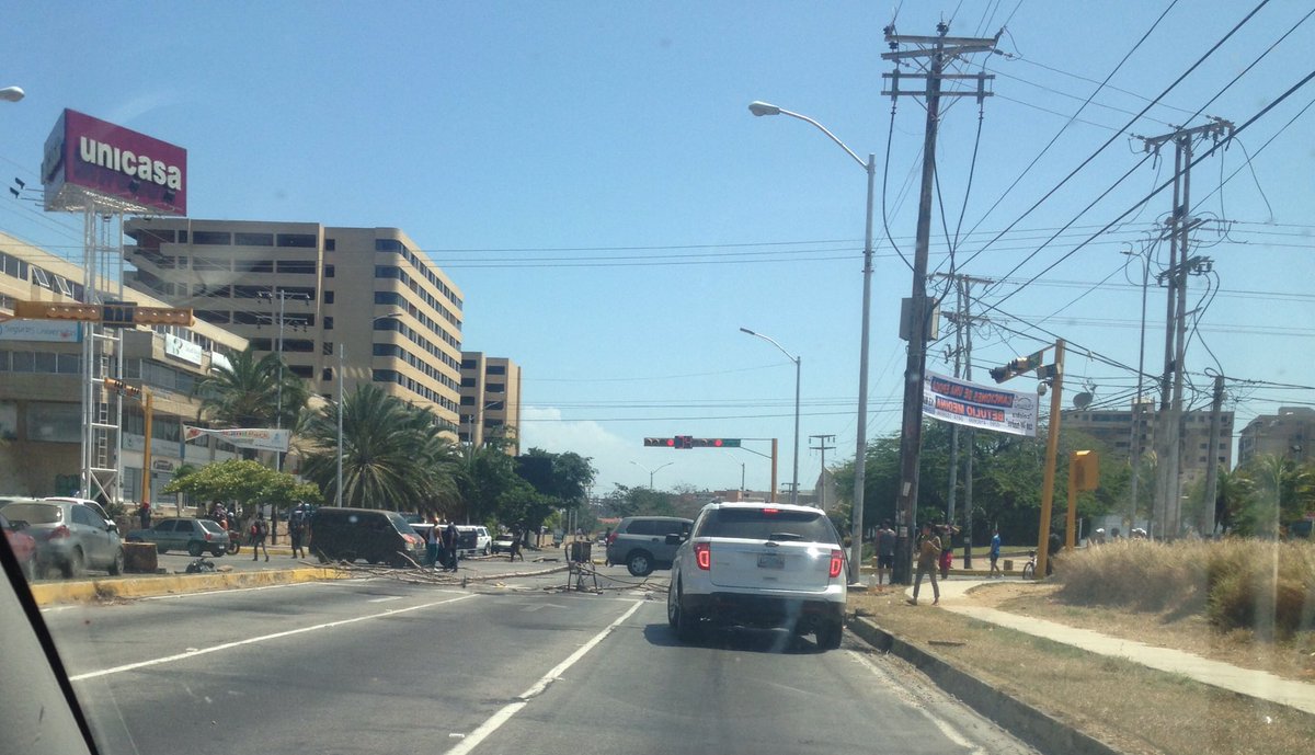 BajoLaLupaInfo's tweet photo. #Ahora 04-05 01:45pm / Manifestantes cierran #Provemed #margarita https://t.co/g6OuU0gCiH