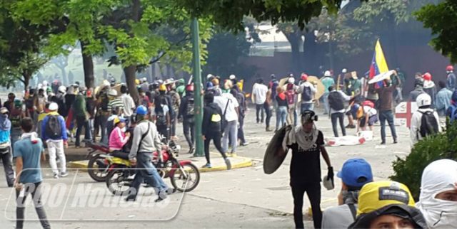 eldiario's tweet photo. TESTIMONIO| Joven a su madre: Tenemos que salir a las calles a arreglar lo que ustedes se dejaron montar https://t.co/H7x4xyYqyS https://t.co/icYPFkPoYD