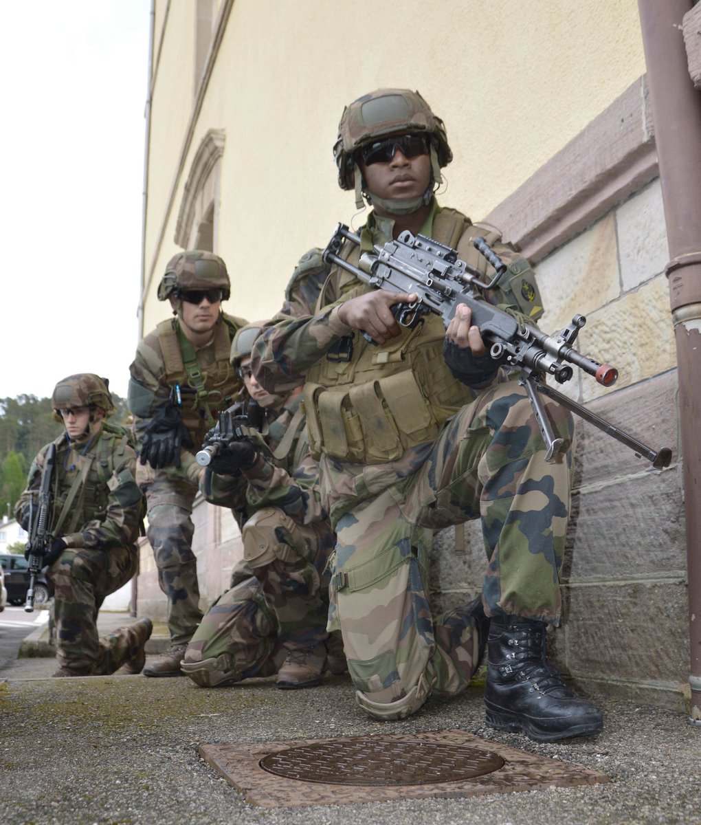 1er_Tirailleurs's tweet image. Les turcos de la 3 s’entrainent, départ imminent pour le CENZUB (centre d’entrainement aux actions en zone urbaine) ! #entrainement #7bb