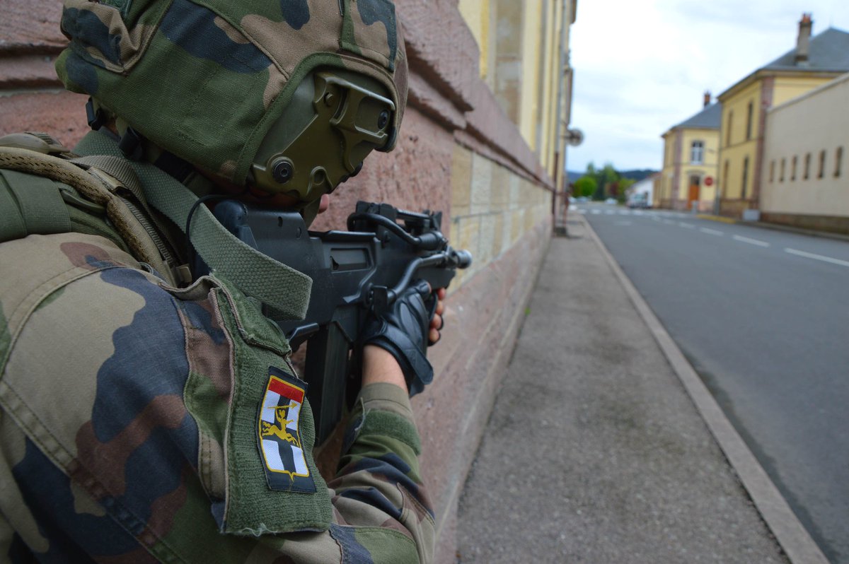 1er_Tirailleurs's tweet image. Les turcos de la 3 s’entrainent, départ imminent pour le CENZUB (centre d’entrainement aux actions en zone urbaine) ! #entrainement #7bb