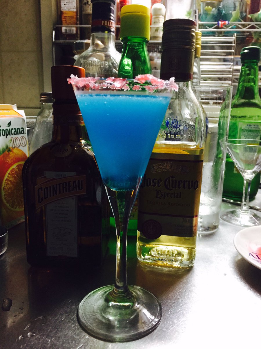 ট ইট র 上智大学カクテルサークル Ikiri ブルーマルガリータ テキーラ ブルー キュラソー レモンジュース 先日友人が頼んでてハマってたカクテル 淵に塩をつける際にグレナデンシロップで色付けしましたが青とはあまり合いませんね 色弱 塩の