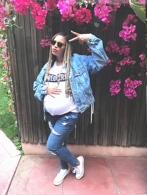 BeyLegion's tweet photo. Preggers ❤️💙 https://t.co/GNYK7gNayp