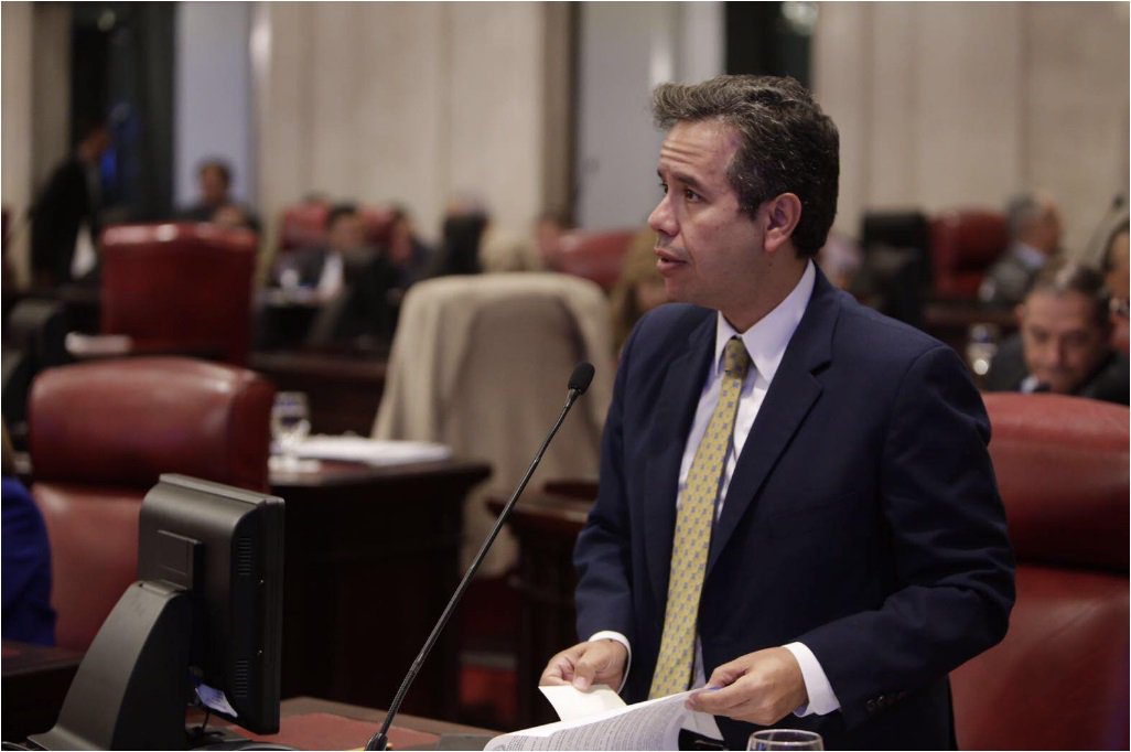 SenadoPR's tweet photo. Senador Miguel Romero radica medidas que benefician a extranjeros residentes en la Isla | https://t.co/XjtkED7F94 https://t.co/3TCKgA8PyD