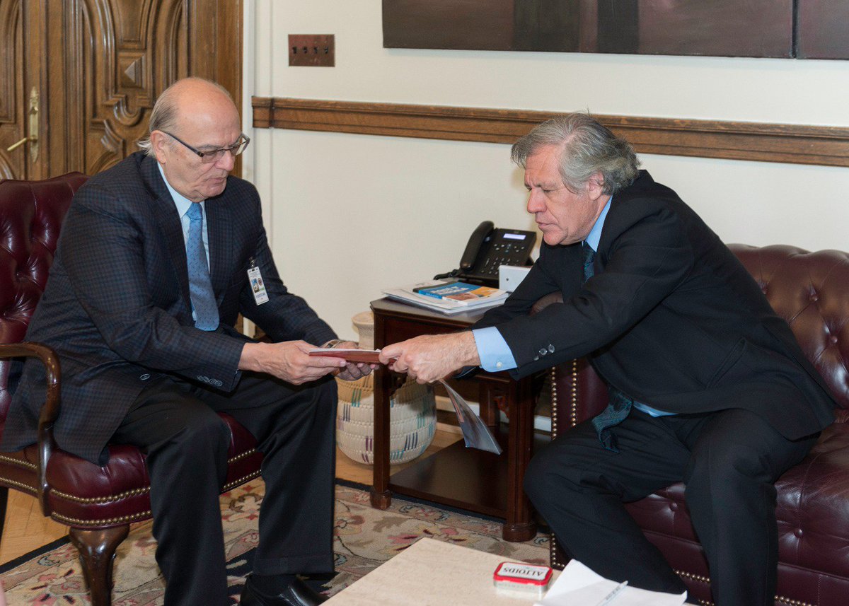 Almagro_OEA2015's tweet image. .@romanjoseduque de Bloque Constitucional #Venezuela presentó documento sobre incompetencia de gobierno xa denunciar Carta #OEA