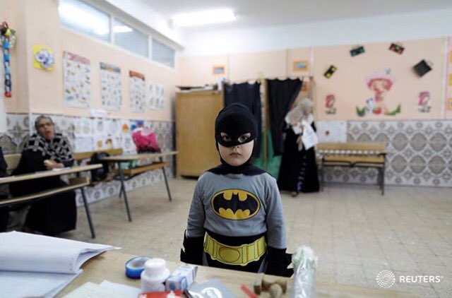 AdleneMeddi's tweet photo. Batman à Alger au secours de la participation #LiveLegisDZ (photo Zohra Bensemra/Reuters) https://t.co/wEnpBa1BL0