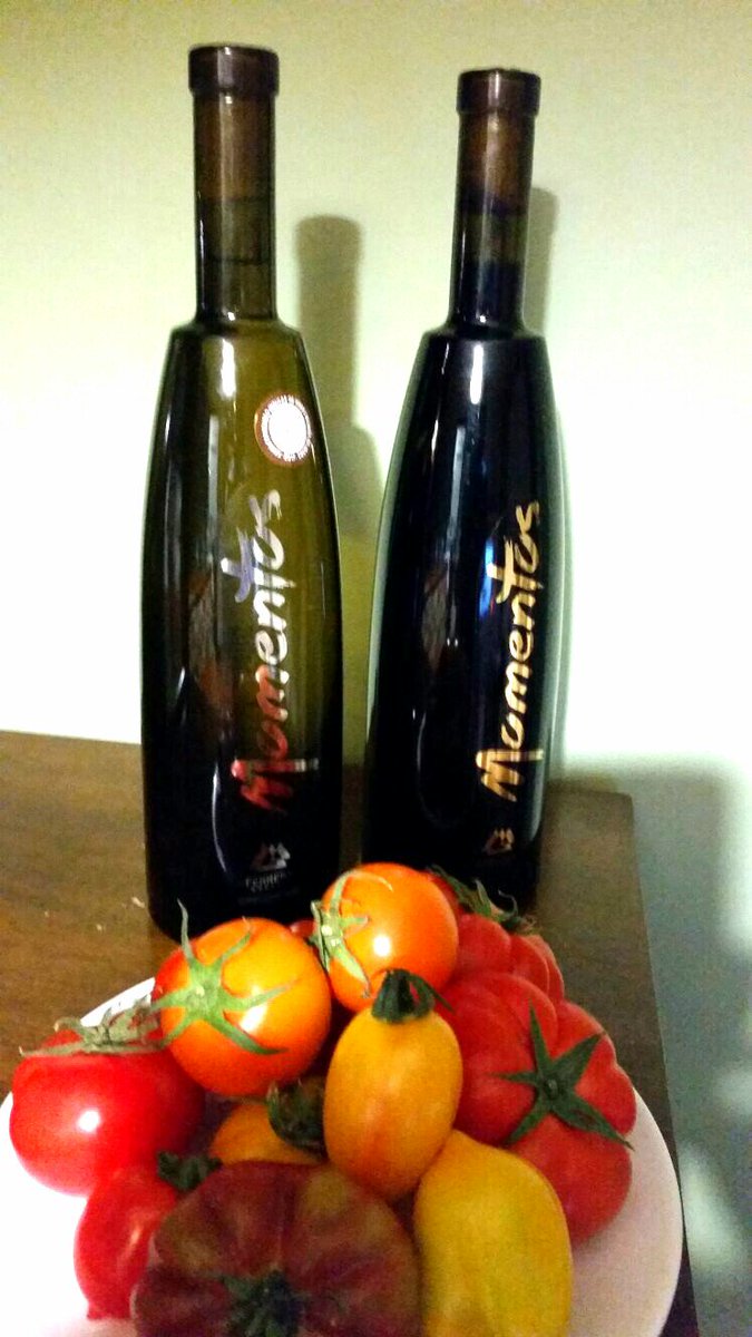 SantiEvanChef's tweet photo. Regalazos de 2 alumnas del Espacio. Tomates ecológicos de Mari López del Mercadillo de Tacoronte y vino de Carmen Gloria de BodegasFerrera https://t.co/K6sEw7yyKw