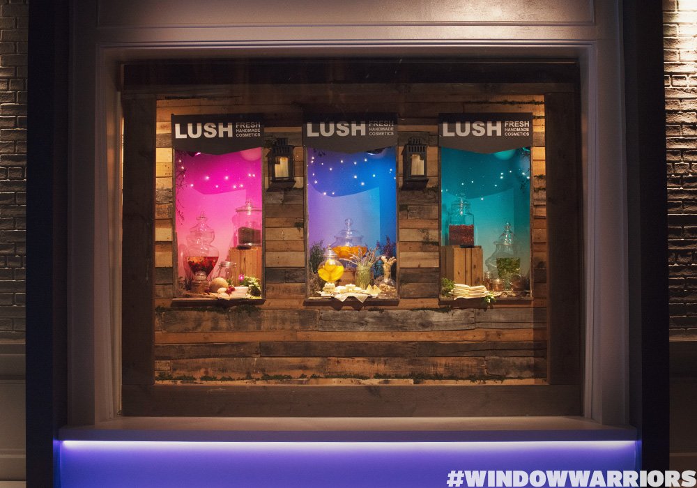 WindowWarsShow's tweet image. #LemonadeDay checklist:

1.Your fave lemonade on tap.
2.Glowing sunset.

Window by Designer @edwardjsajovic #WindowWarriors