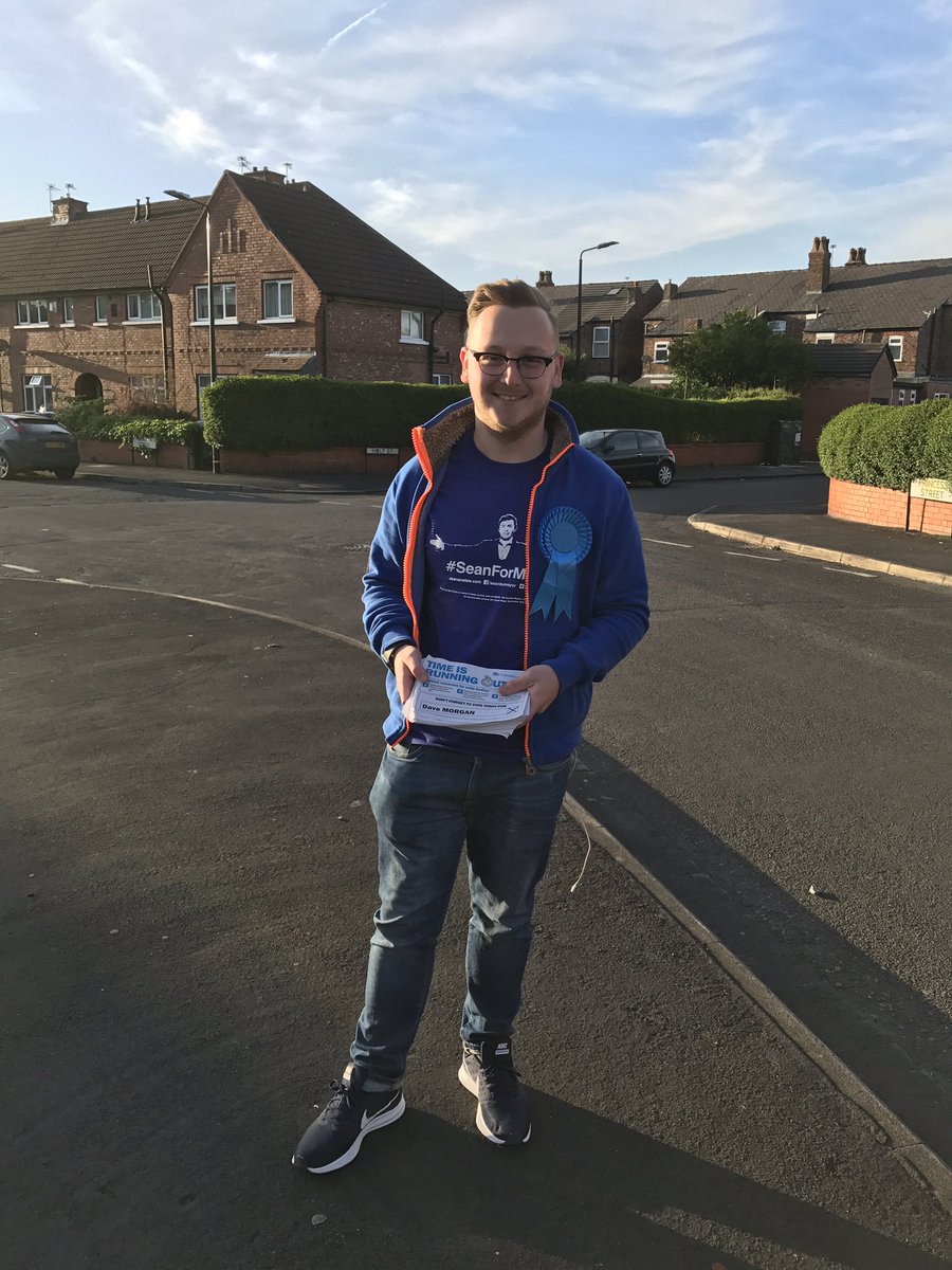 _georgebarker's tweet image. Getting out the final votes for @seananstee and @DaveMorgan25 in Broadheath! #SeanforMayor #Dave4Broadheath