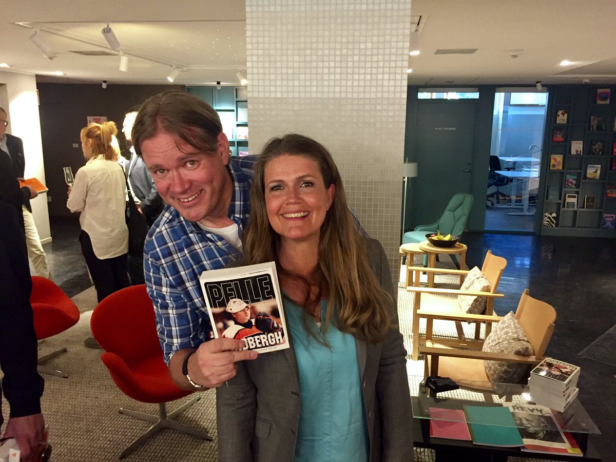 svtlehmann's tweet photo. Den här människan alltså❤@thomastynander har skrivit boken om Pelle Lindbergh. #releasefest https://t.co/0lyQQJSxCm