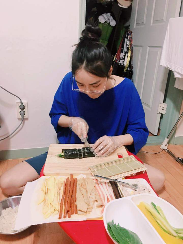 cbitxx's tweet photo. Neden teyze gibi çıkmışım? ㅋㅋㅋ
Kim benimle kimbap yemek istiyor? Bu sefer ben hazırladım!!~🙄😌 https://t.co/4GJkbkzjid