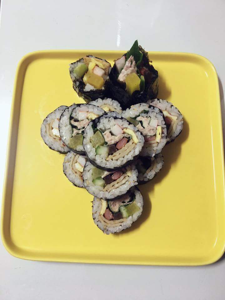 cbitxx's tweet photo. Neden teyze gibi çıkmışım? ㅋㅋㅋ
Kim benimle kimbap yemek istiyor? Bu sefer ben hazırladım!!~🙄😌 https://t.co/4GJkbkzjid