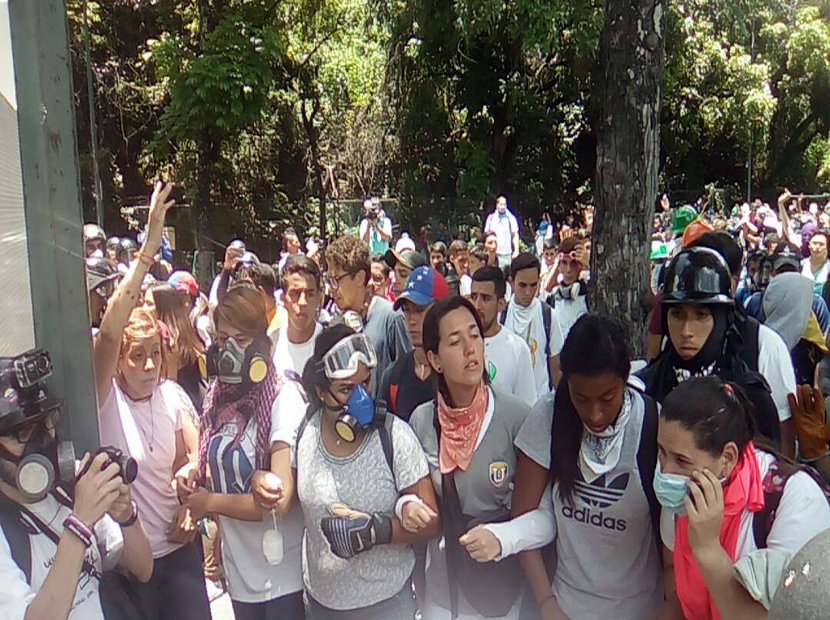 El_Cooperante's tweet photo. Con gas pimienta la GN reprimió a mujeres de la UCV que intentaron pasar piquete (+Video) https://t.co/XxoYhIhHQ4 https://t.co/D4YXazUJRr