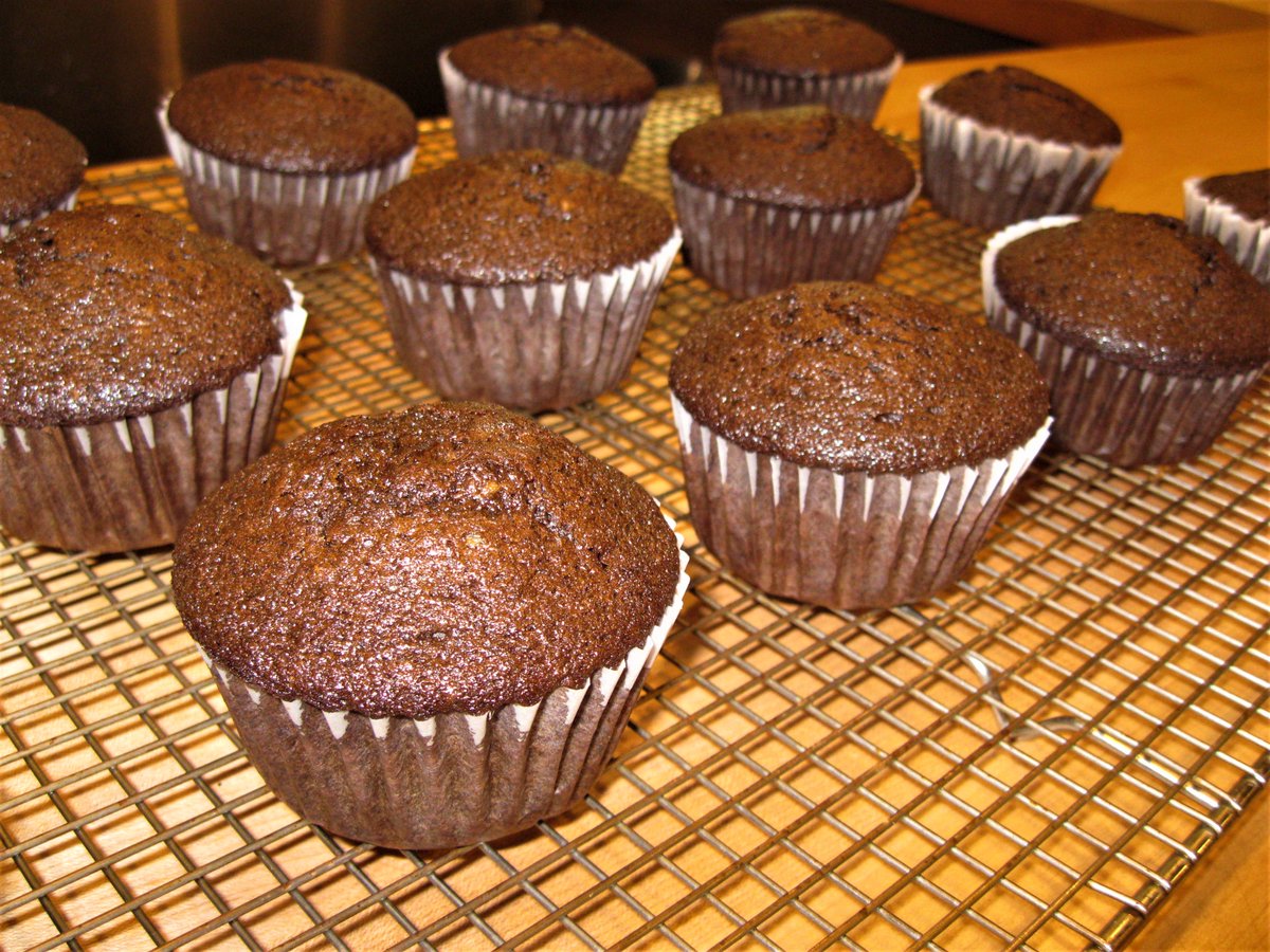KBKitchenSchool's tweet photo. CupCakes on the march!  Soon they will have almond buttercream frosting and will march right into your mouth! https://t.co/VUigYtnhJi