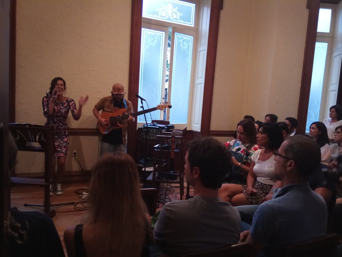 No cabe un alfiler en esta #tardedejazz en el #PalaceteQuegles. En escena, en formato dúo <a href="/banadumusic/">Banadú</a>