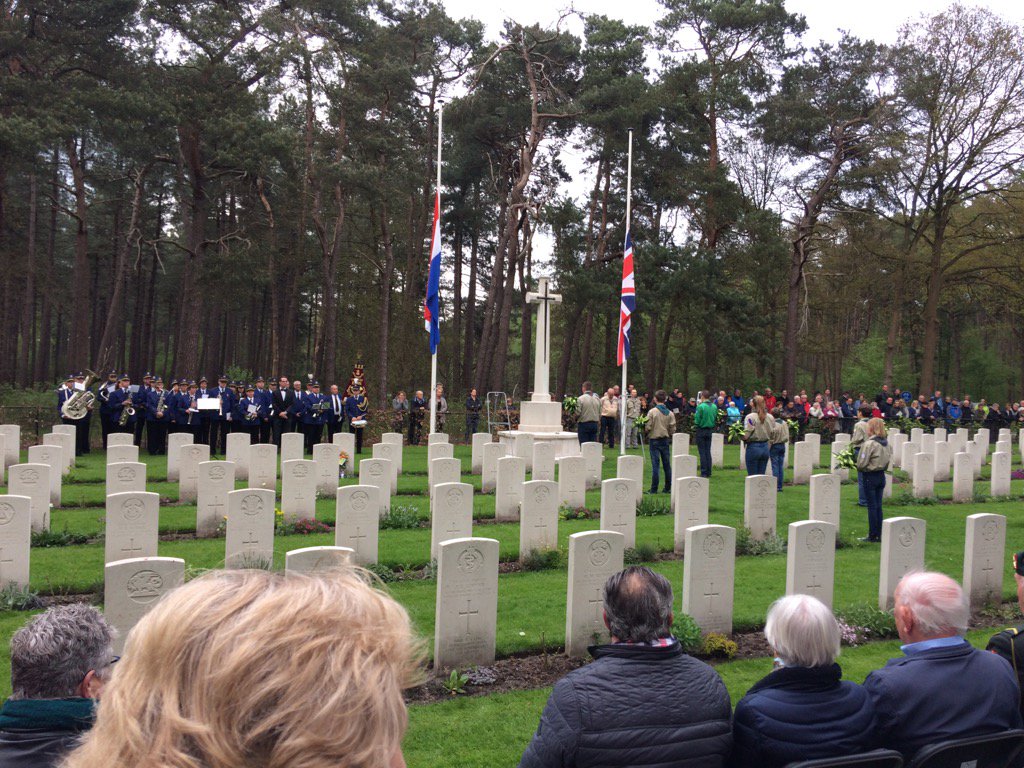 EijndenGeert's tweet photo. Een sfeervolle en ingetogen dodenherdenking op de Britse Begraafplaats in Valkenswaard. https://t.co/TUV7BNw53w