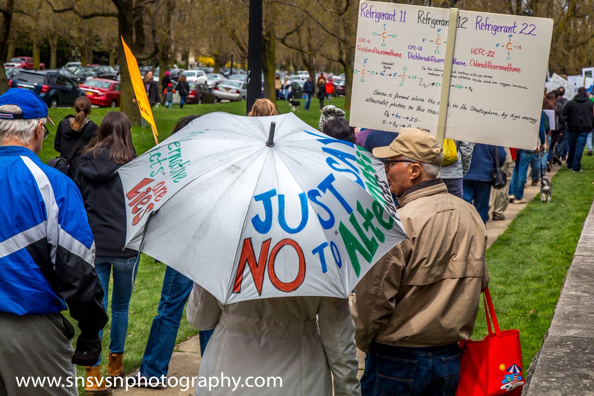 Scidmndsactn's tweet photo. If you ever find yourself protesting in a storm, might want to try one of these #buffmarchforscience #marchforscience #snsvsnphotography https://t.co/FenT7f8NMX