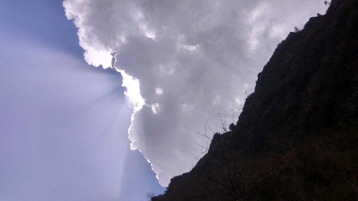 Gokul931995's tweet photo. #flash #sunrays #clouds #HimachalPradesh #manala #NaturePhotography https://t.co/TCFRynsxfh