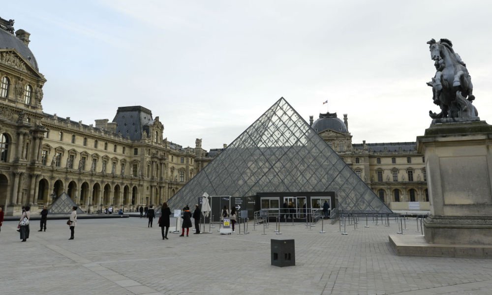 nllabel1's tweet photo. ALERTE INFO. 
S'il est élu, Macron fêtera sa victoire sur l'esplanade du Louvre à... https://t.co/eBXyDQGrTR by #BFMTV via @c0nvey https://t.co/bxlIZRApYV