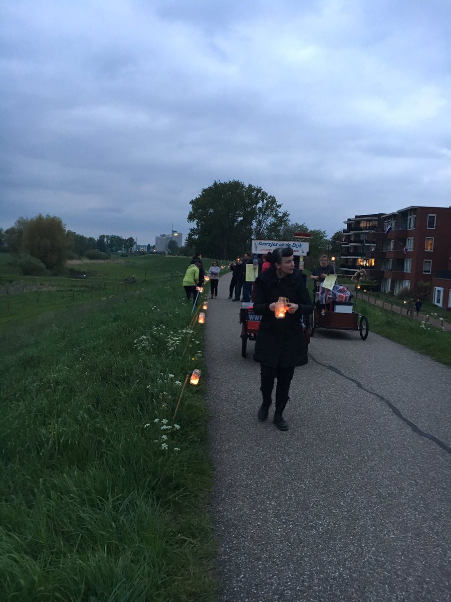 Kaarsjes op de dijk zijn goed op te zien. #kaartjes op de dijk, 600 op de rij gezet door Tesa, Vittal en Reiniera door Hongaren geschilderd