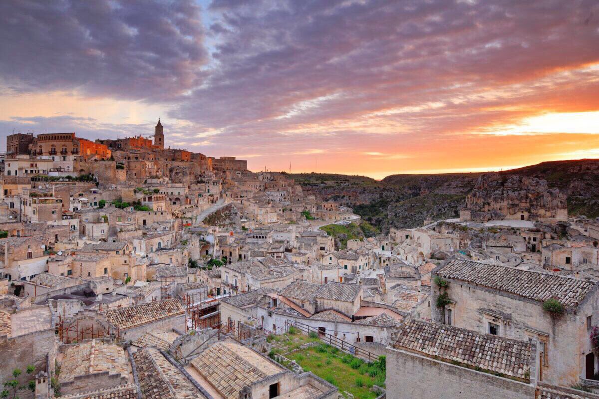 ENIT_italia's tweet photo. Rubiamo (con autorizzazione eh) a @Matera2019 questo pazzesco tramonto italiano e materano per augurare buon lavoro a #artlab17 https://t.co/gMckERpNSM