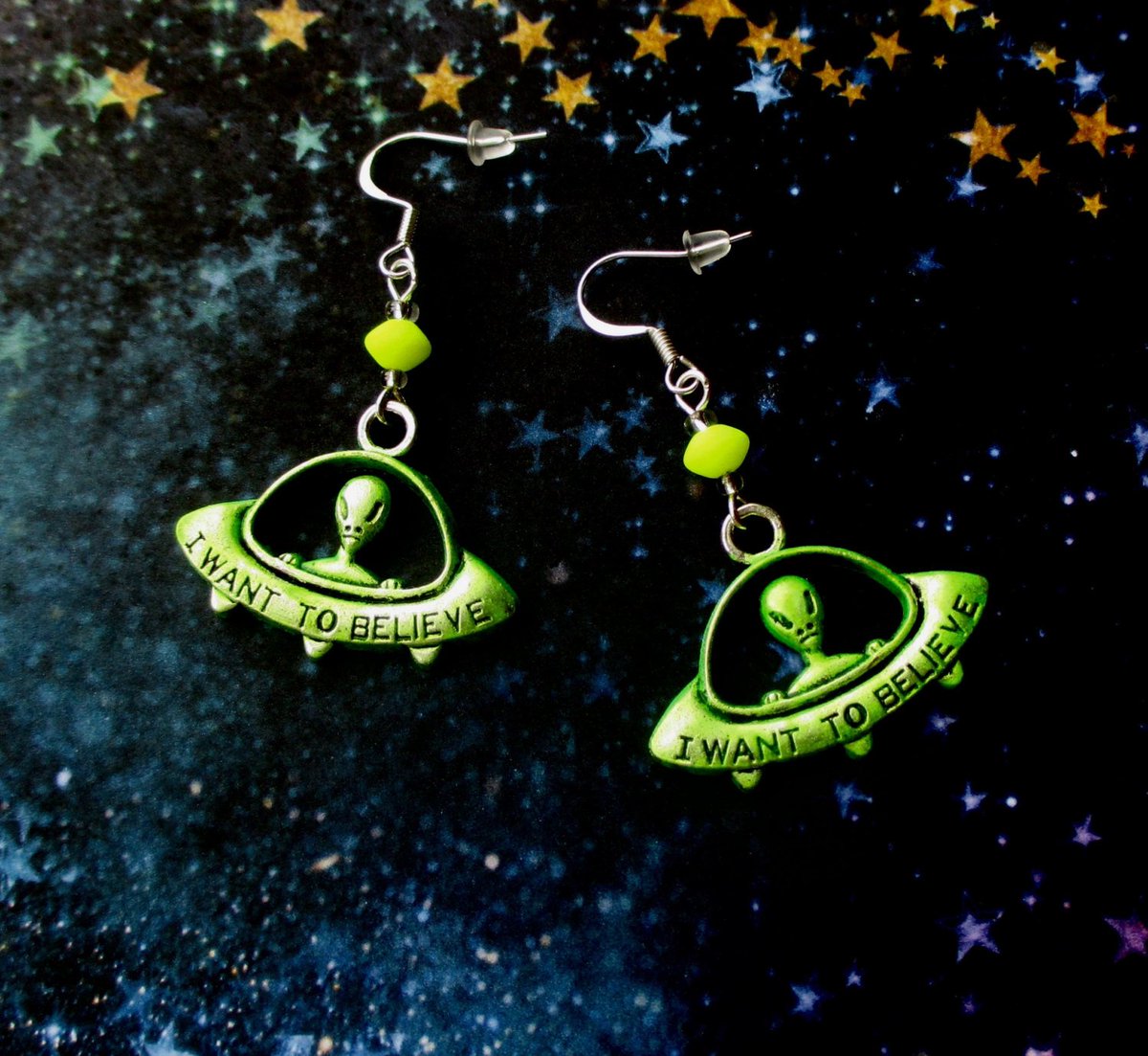 DoodlePopDesign's tweet image. Green alien earrings - Glow in the Dark jewellery - UFO earring… tuppu.net/a339c916 #DoodlepopDesigns #UvActive