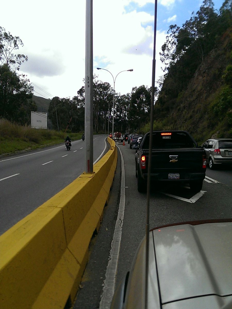 Joseph_amc86's tweet photo. Colisión Km 10 #pnm antes del IVIC 3:30 pm @trafficMIRANDA https://t.co/DOkqFfZWxz