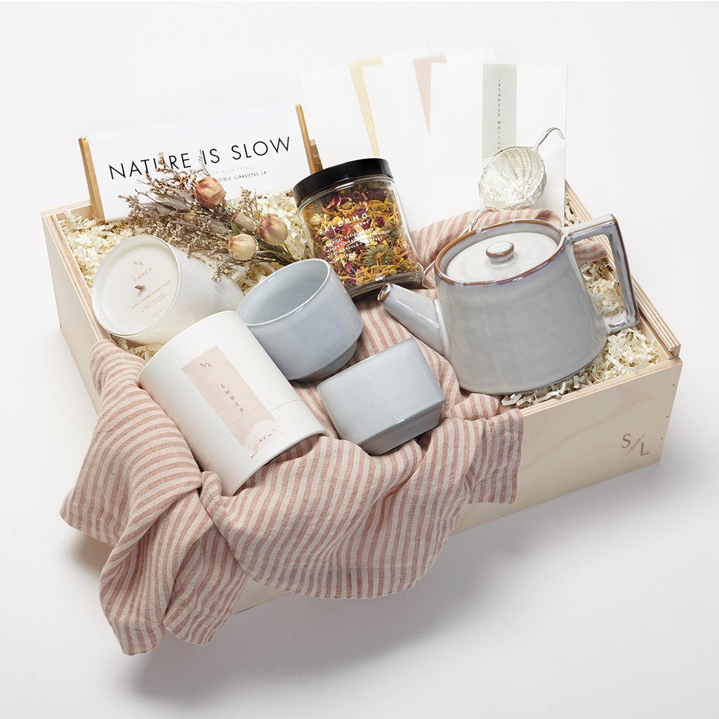 Simone_LeBlanc's tweet photo. thx @RueMagazine for the lovely feature on #MothersDay boxes. these beauties are great for Mom. #simoneleblancgifts https://t.co/RCyLC3dYK4 https://t.co/bRft17BBl2