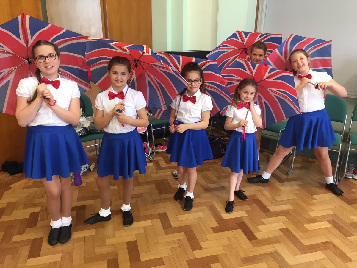 SorelleAcademy's tweet photo. After 3 months of rehearsals we are finally taking the stage this Sunday @adelphitheatre London !!! 🎩👯✨🌂 #MaryPoppins #WillyWonker #Violet https://t.co/n42inBjMZk