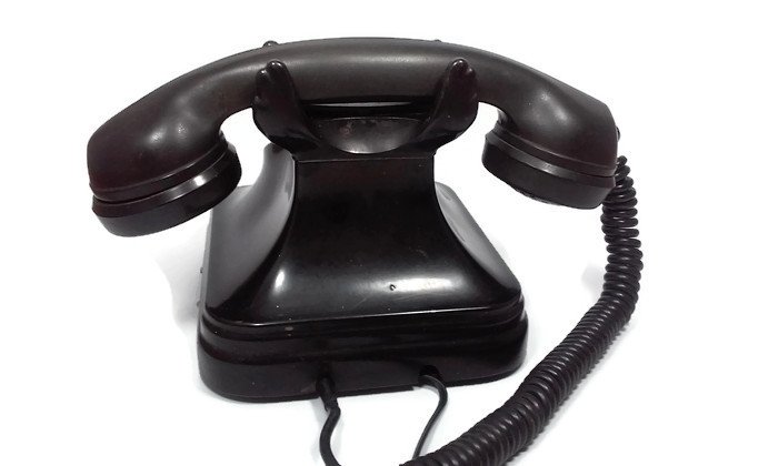 Lacky_and_Ticky's tweet photo. Vintage bakelite phone for sale. 1930s #vintage #bakelite #bakelitephone #bakelitetelephone #telephone #vintagephone #gift #weddinggift https://t.co/7YB7NVNtbm