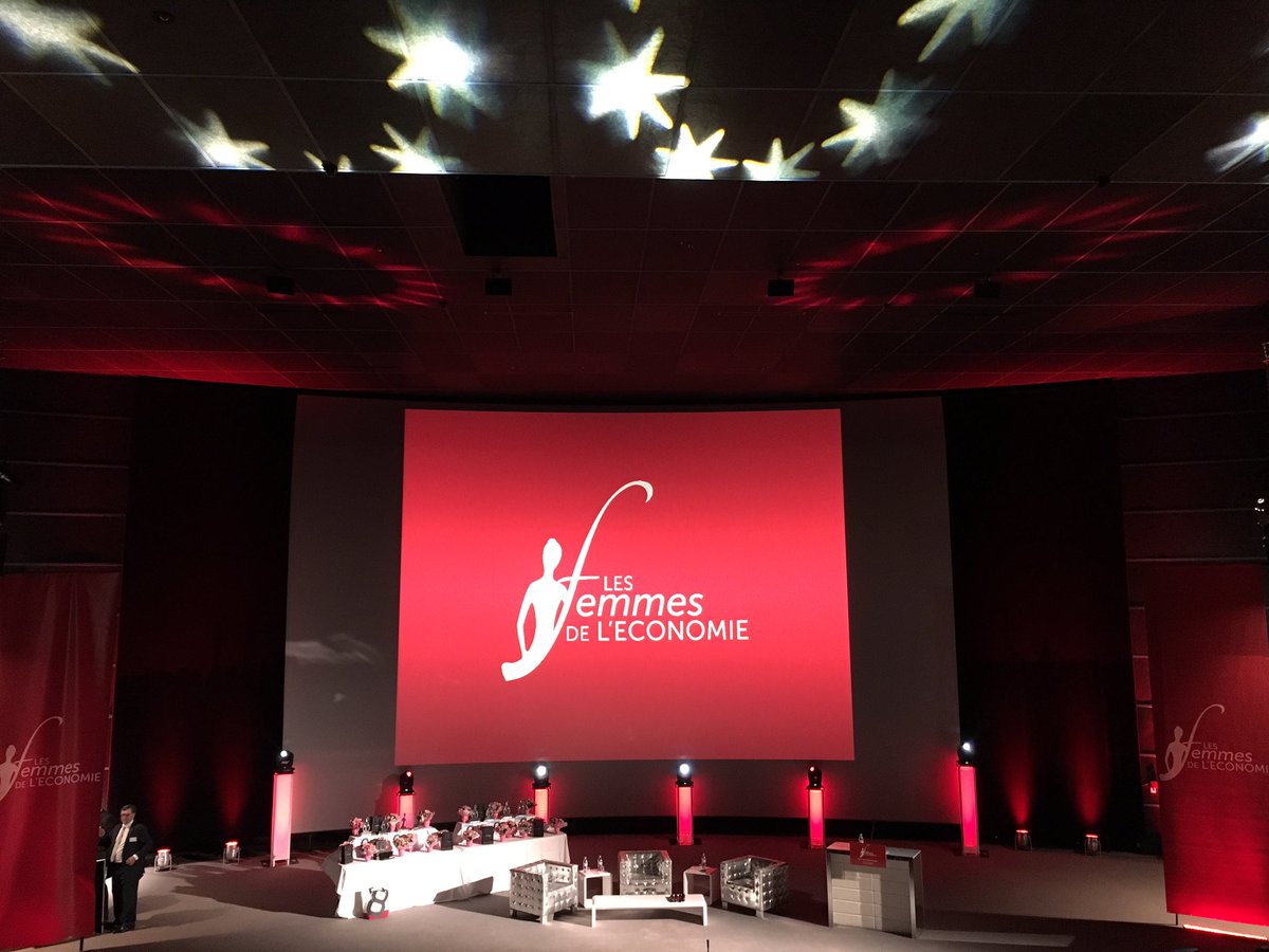 SONOLIGHT86's tweet photo. Les femmes de l'économie #éclairage #sonorisation #sonolight86 #Poitiers #FEMECO17 #Futuroscope #cérémonie #trophée https://t.co/MvQfakPplz
