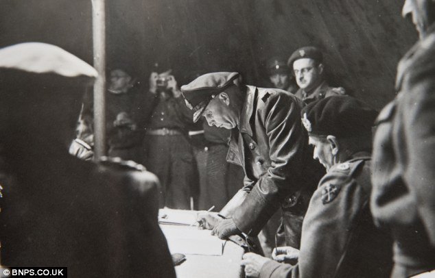 Op de Lüneburger heide heeft Montgomery de capitulatie van alle eenheden van de Wehrmacht in Noordwest Europa in ontvangst genomen. #1945