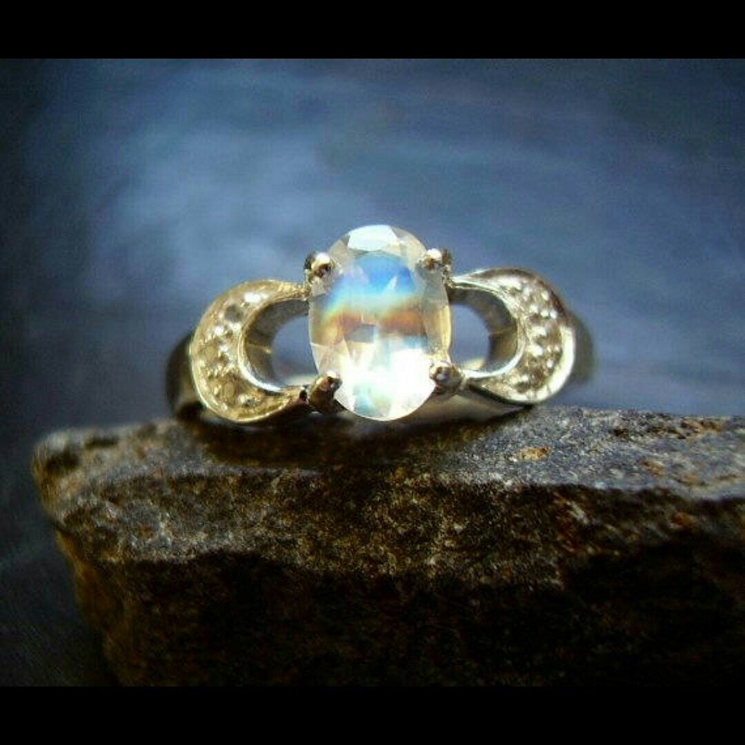 CeeMonkeyDo's tweet photo. Near flawless Rainbow Moonstone set into a double crescent moon… https://t.co/bbhNQ2hJEr https://t.co/CfxYLkbV5V #MoonstoneRing #CeeMonkeyDo https://t.co/bjEOwDk8ar