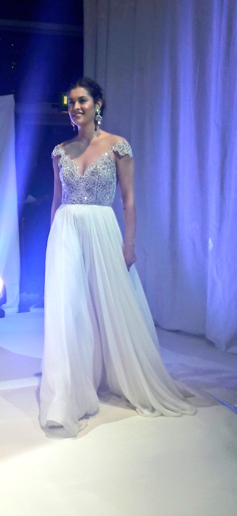 CountyWeddings's tweet photo. Sparkle, champagne and sheer from the beautiful @HayleyPaige_JLM 2018 collection #sparkle #sheer #champagne #bridal 💎💫👰 https://t.co/yxt0Flj1zv