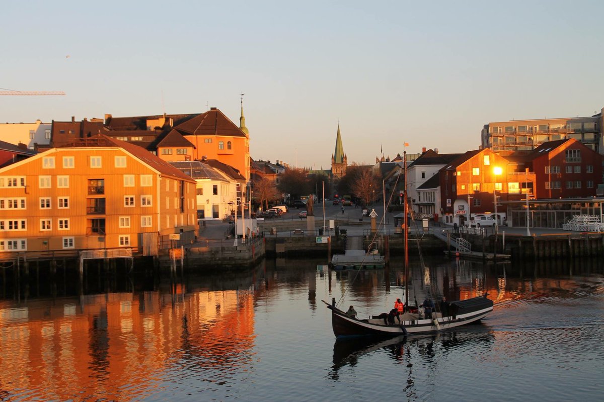 Bjsjer's tweet image. Ravnkloa å kanalen mellom Midtbyen og Brattøra i går kveld.