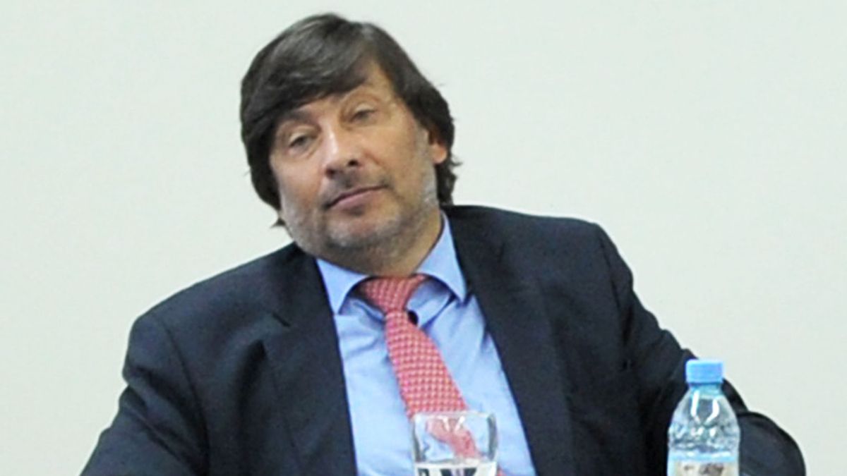 manulersi's tweet photo. Doce cheques (y una cupé Mercedes Benz),los lazos que unen al camarista Eduardo... https://t.co/AZlyL1ssKt by #bruuma via @c0nvey https://t.co/ujVz07vXug