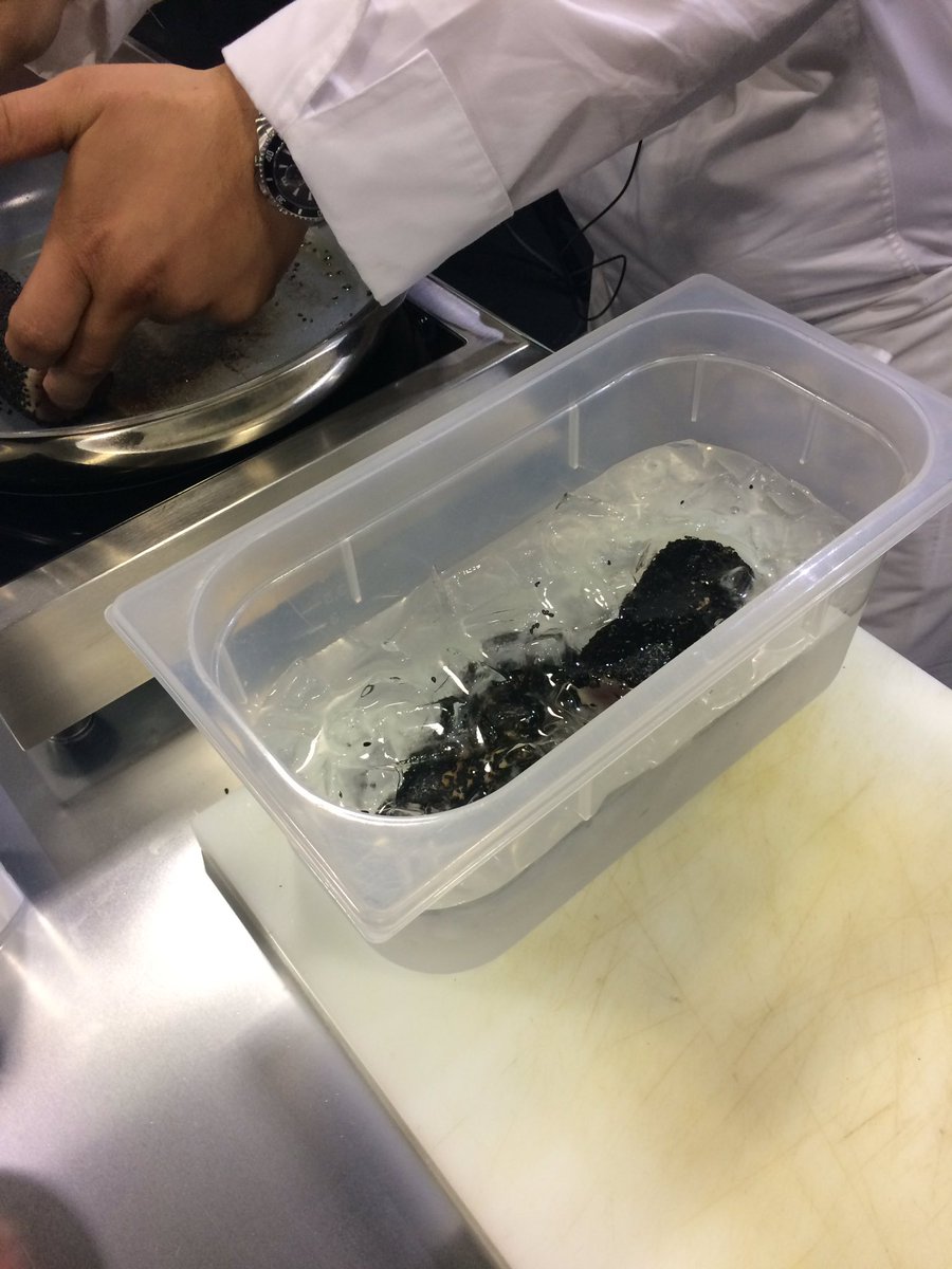 JustNibio's tweet photo. #Tasteofmilano @Felixlobasso #showcooking nello spazio #iqos #tonno rosso #sesamo nero #parmigiano #pomodoro #basilico #alga #capperi https://t.co/gJcy3Mm8XM