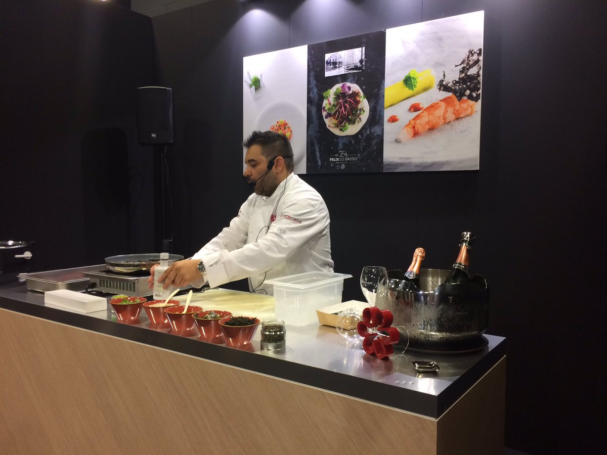 JustNibio's tweet photo. #Tasteofmilano @Felixlobasso #showcooking nello spazio #iqos #tonno rosso #sesamo nero #parmigiano #pomodoro #basilico #alga #capperi https://t.co/gJcy3Mm8XM