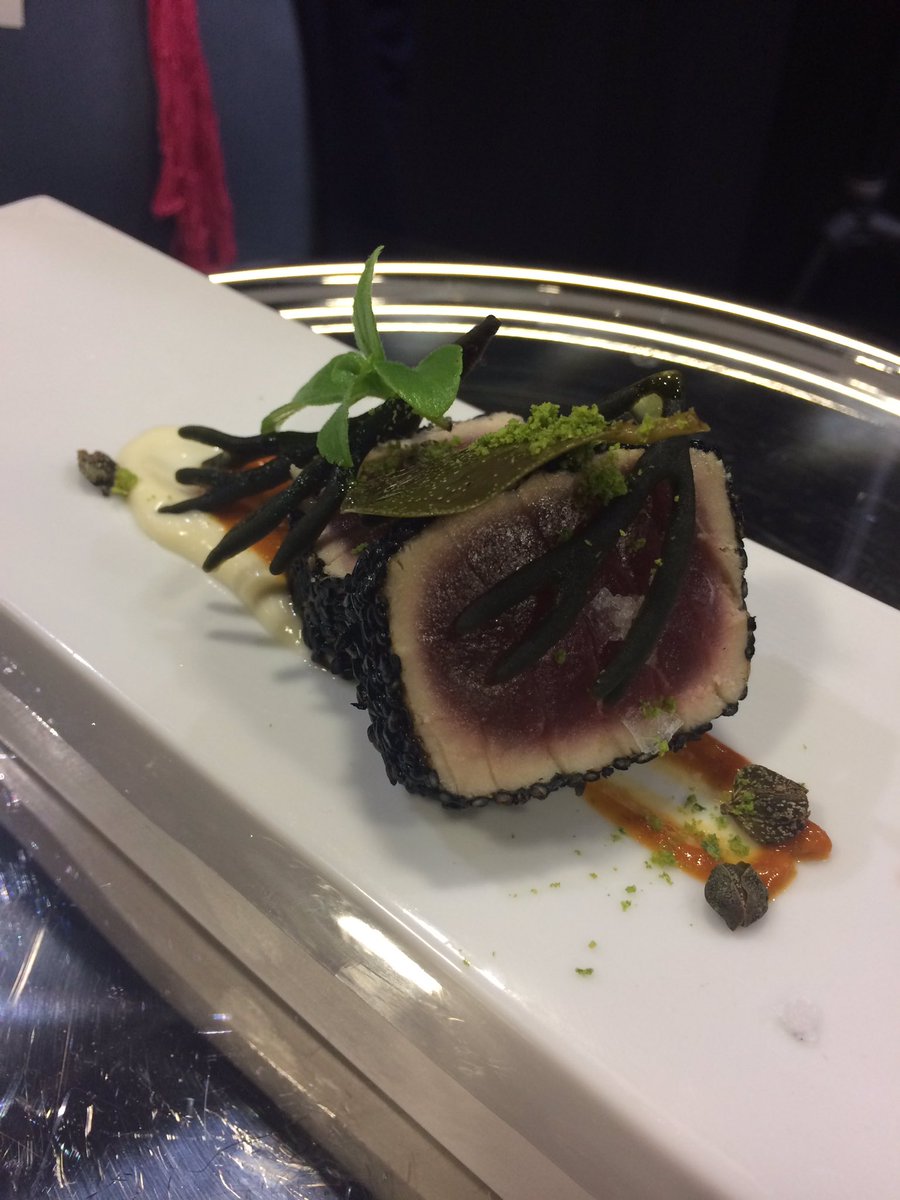 #Tasteofmilano <a href="/Felixlobasso/">Felice Lo Basso</a> #showcooking nello spazio #iqos #tonno rosso #sesamo nero #parmigiano #pomodoro #basilico #alga #capperi