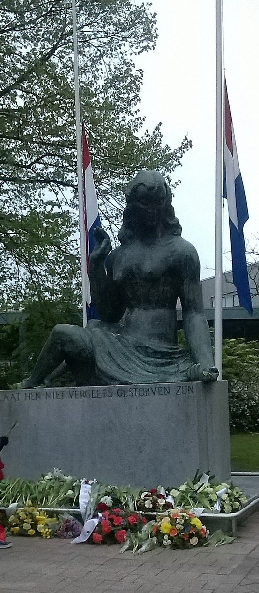 avna81's tweet photo. Met Mustafa en @jterwisscja namens @VVD_Zaanstad krans gelegd bij het monument in het Plantsoen van Verzet in Zaandam #dodenherdenking https://t.co/86fe35I7Q2