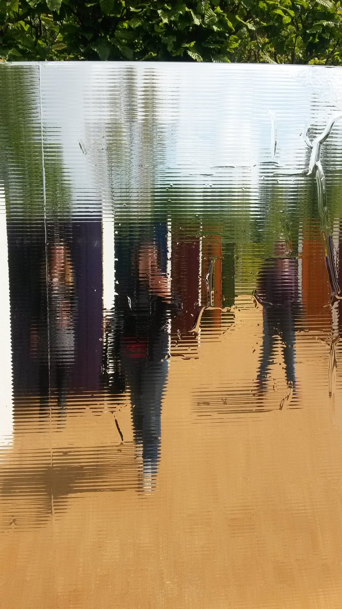 NaomiSlade's tweet image. Chaumont selfie! #ConceptualGardens #loire #DistortedReality