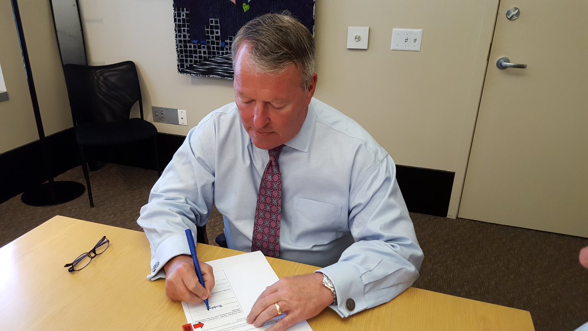 orlandomayor's tweet photo. Just signed the paperwork to transfer land in @DWNTWN_ORLANDO to @UCF for the UCF/@valenciacollege Downtown Campus. https://t.co/Jt6ftHnXdv