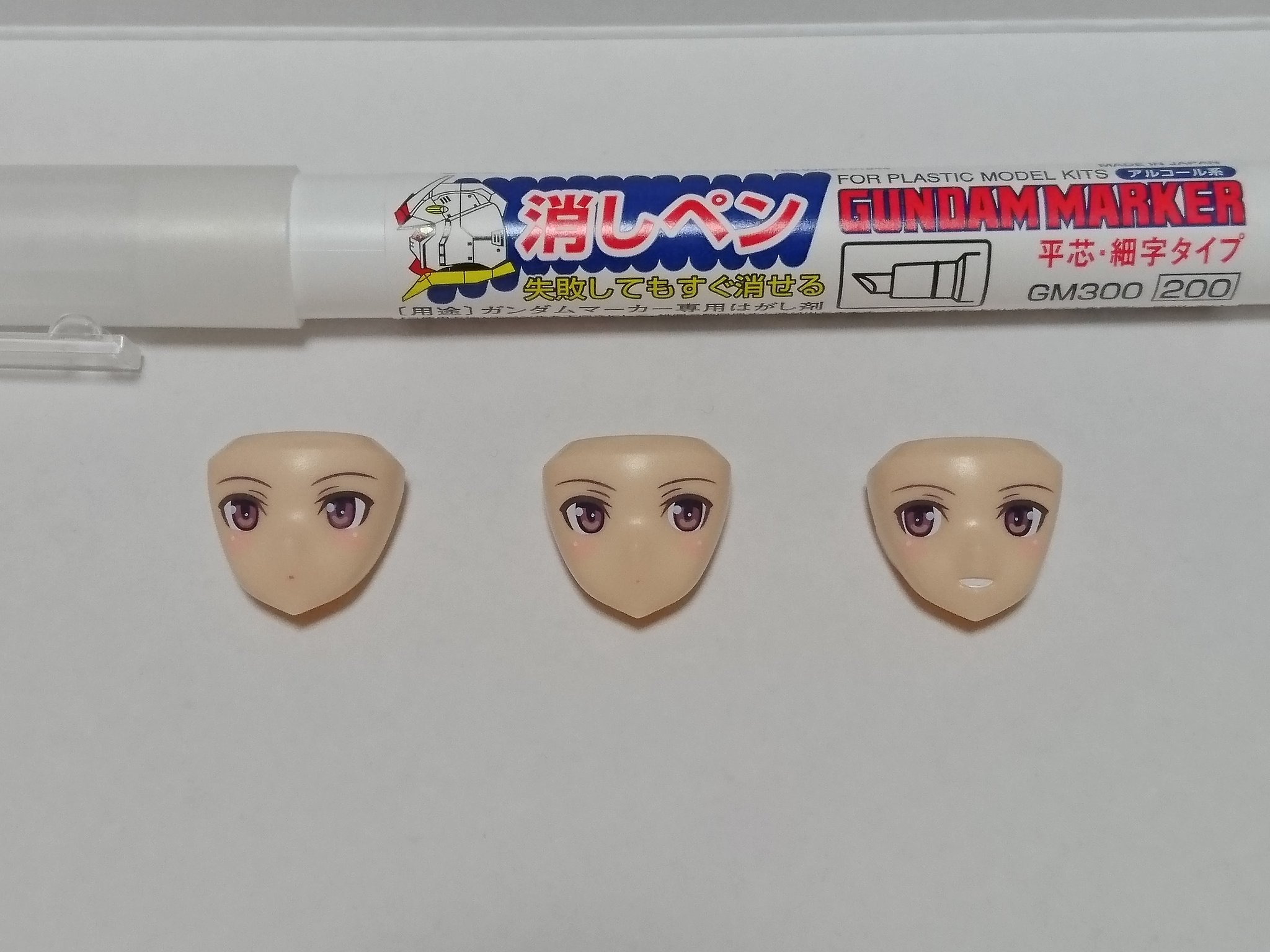 Mーン 1 イノセンティア顔のタンポ印刷を瞳部分だけガンダムマーカー消しペンで落とします 眉毛やチークを消さないように注意 2 ダークネスガーディアン付属のデカールを用意します 3 瞳部分のみ張付けます 4 Fa G イノセンティア の闇墜ちフェイス
