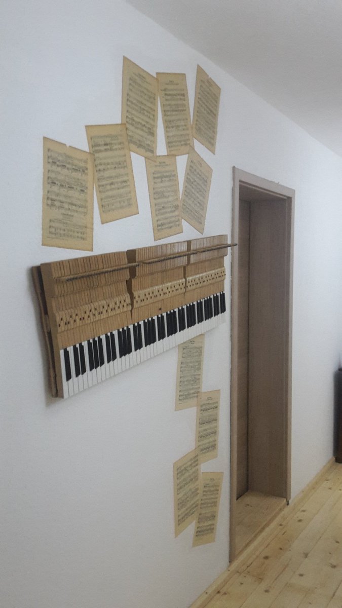Falls ihr euch fragt, was die Dorfqueen neben Brot backen, Marmelade kochen usw. macht: Sie hängt halbe Klaviere an die Wand.