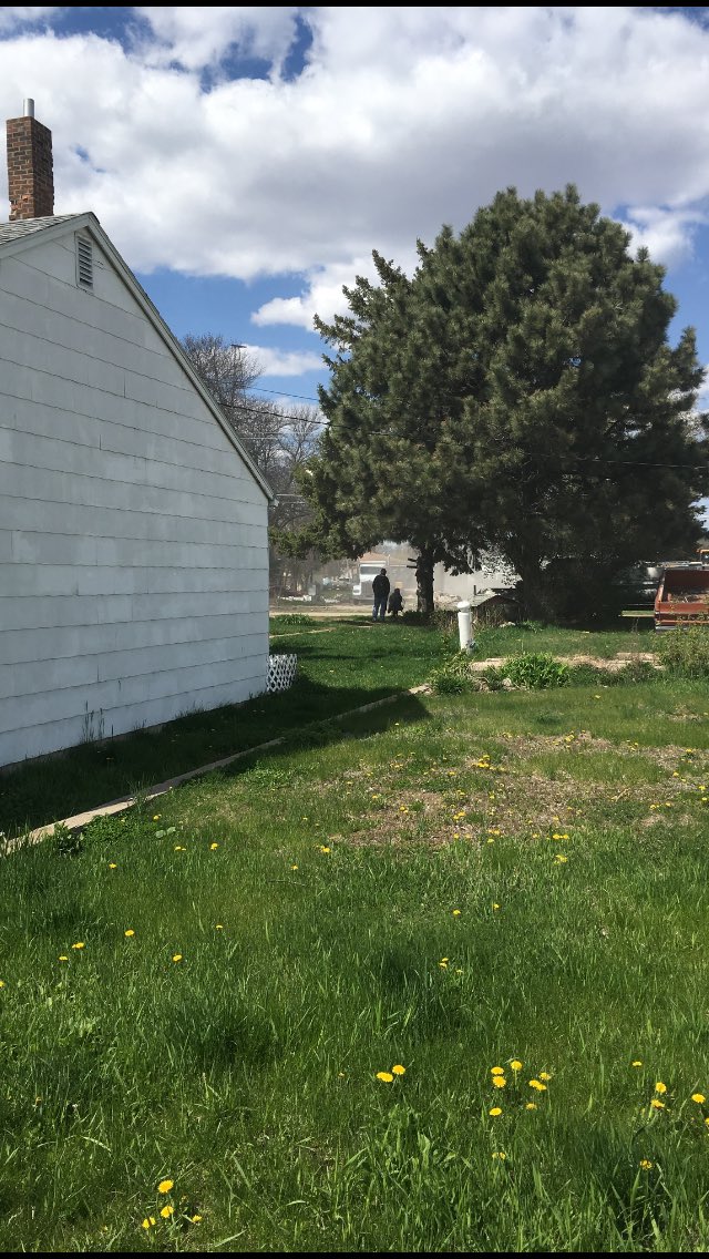 BradyStueve's tweet photo. ...a 🏡 w/memories was being demolished today in Wheaton, MN. I'd probably watch it be torn down too! A lot of wisdom sitting there... #MNpic https://t.co/DuGZHqZhly