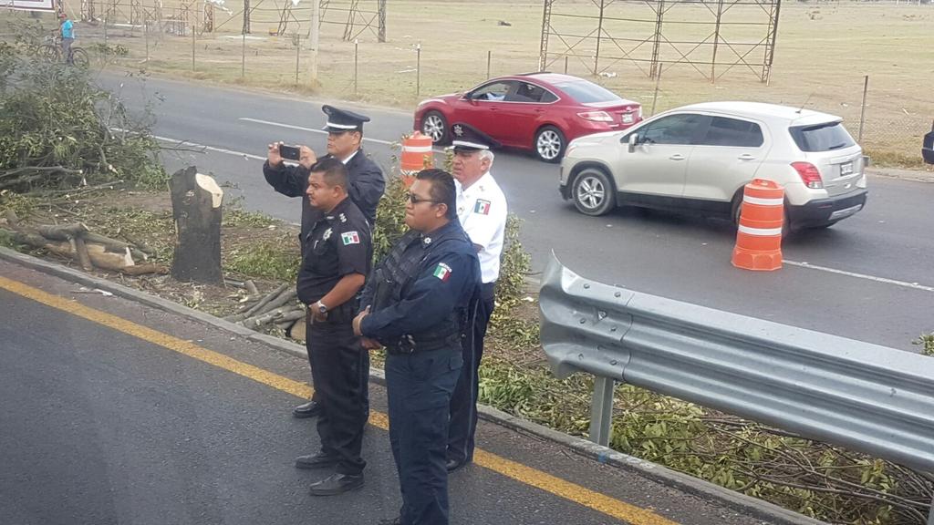 yaocitlaltzin's tweet photo. #Denuncia @AtencoFPDT q arriban policías federales y municipales a custodiar el recorrido d caravana rumbo a #CDMCX a 11 años de #MayoRojo https://t.co/l3VwRAuDZK