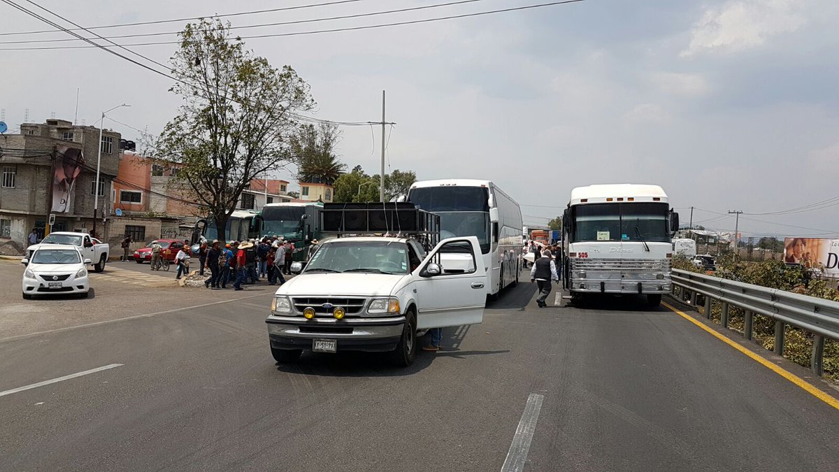 yaocitlaltzin's tweet photo. #Denuncia @AtencoFPDT q arriban policías federales y municipales a custodiar el recorrido d caravana rumbo a #CDMCX a 11 años de #MayoRojo https://t.co/l3VwRAuDZK