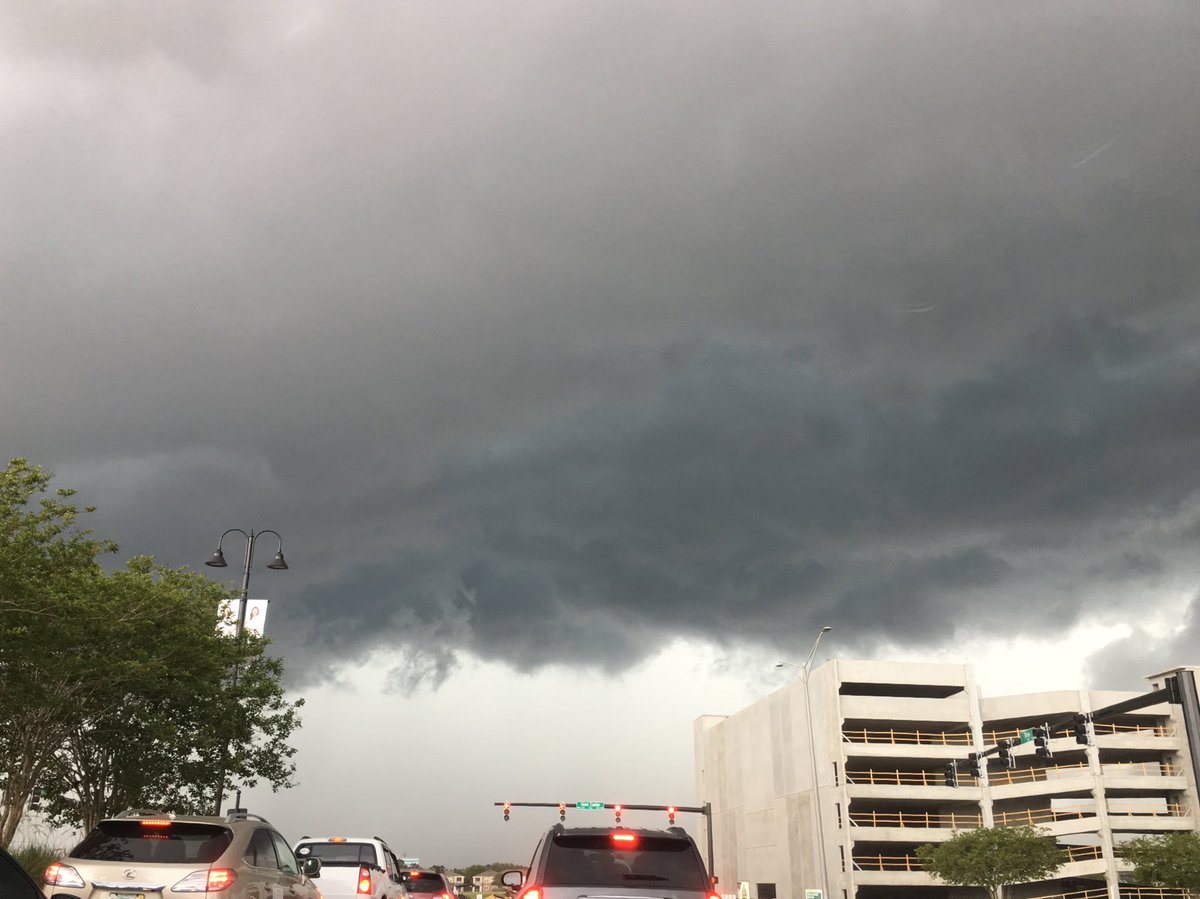EricaOnABC13's tweet photo. Dark, dangerous looking clouds at @StJohnsTownCtr. ☁️ #FirstAlertWx https://t.co/EYNCsMBkpv