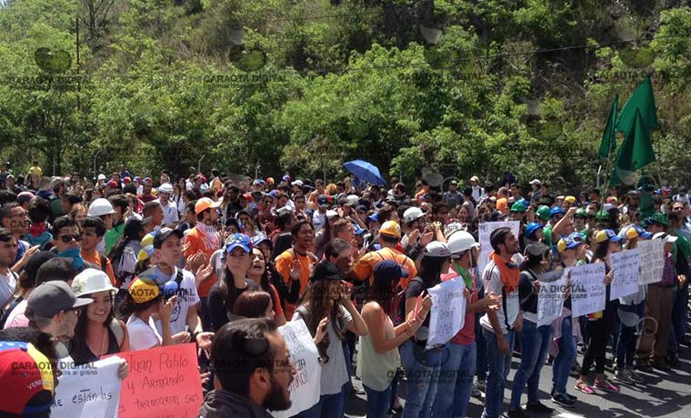 CaraotaDigital's tweet photo. Movimiento estudiantil: La cara pacífica de la protesta que arrebata popularidad a Maduro https://t.co/BW8mEn0noV  https://t.co/AcFVXfwSux