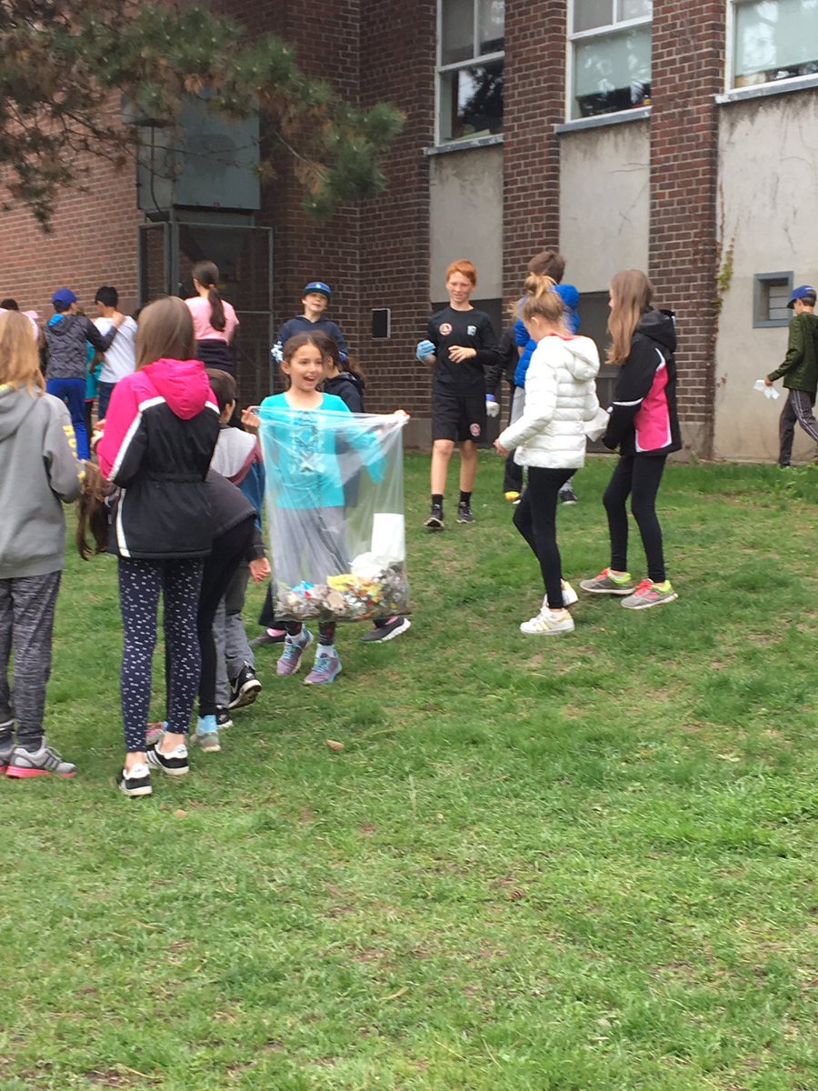 MsAzodi's tweet photo. Bessborough community clean up Day. Helping out the ECO-Club! https://t.co/NpaMlkhcWZ
